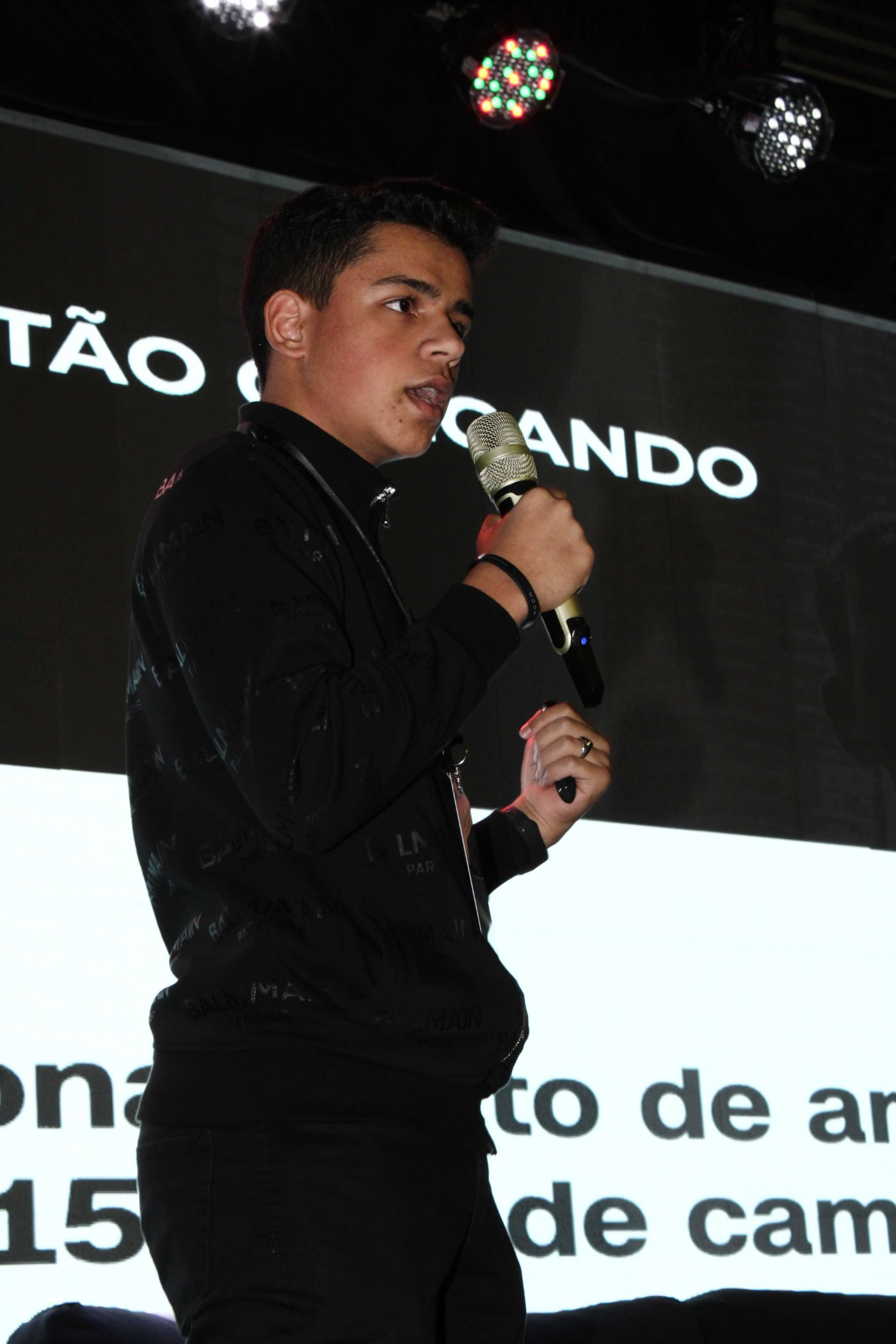 Leonardo Arias hablando en un evento